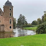 063 Met een mooie slottuin en gracht er omheen